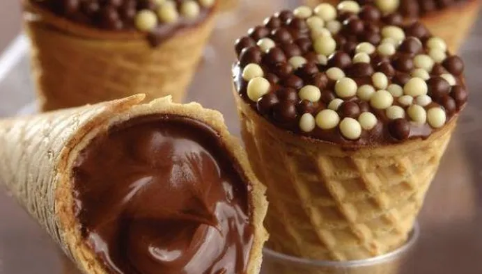 Cone de chocolate com avelã