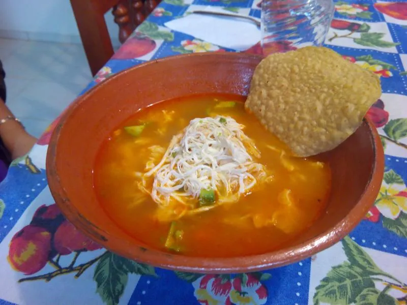 Canja de Frango Mexicana com Grão de Garbanzo (Caldo Tlalpeno)