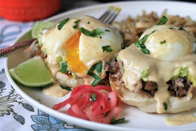 Carnitas Eggs Benedict com Chipotle Hollandaise