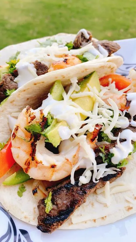 Fajitas fáceis de bife e camarão