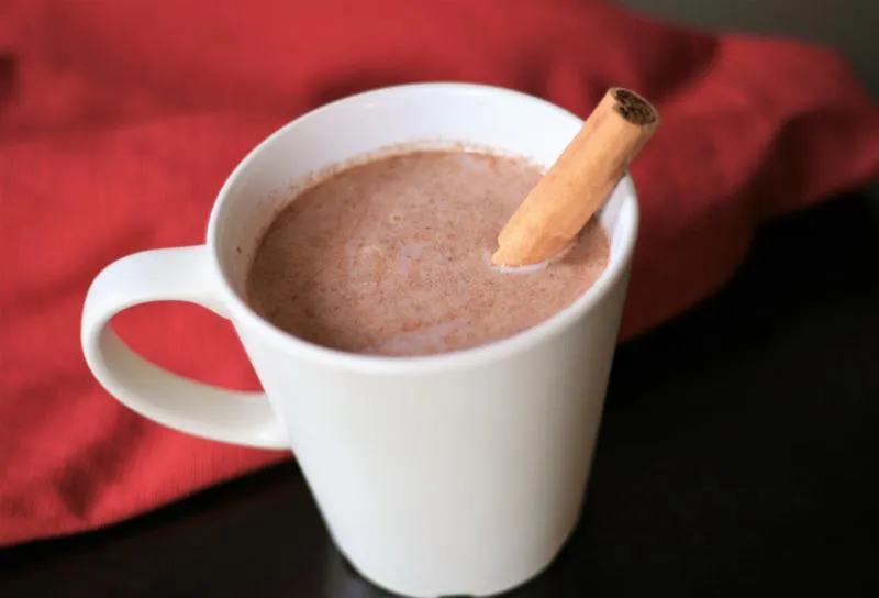Leite de canela doce quente vegan rápido