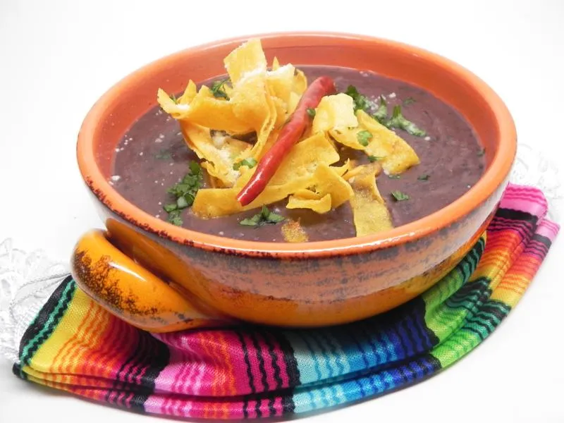 Sopa Mexicana de Feijão e Tortilha (Sopa Tarasca)