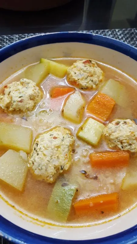 Sopa de Almôndega de Frango Mexicana (Sopa de Albondigas de Pollo)