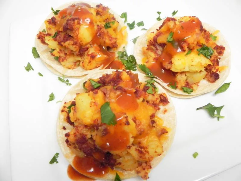 Tacos de batata vegana com chouriço e soja