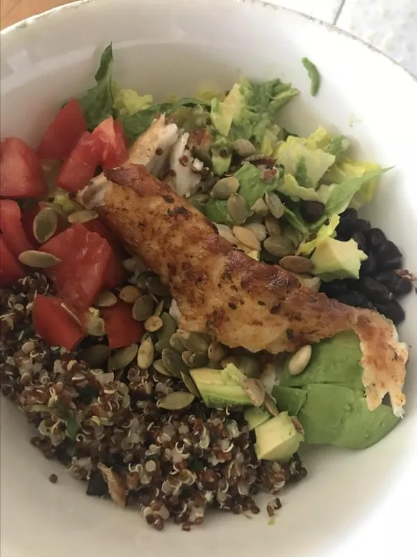 Tigela de Cilantro-Lima Quinoa com Tilápia Enegrecida