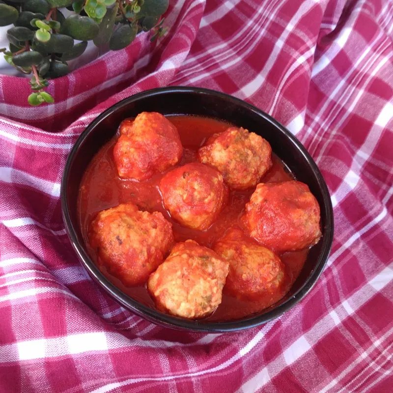 Almôndegas de Frango em Panela Lenta com Molho de Tomate
