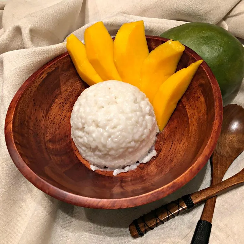 Arroz doce pegajoso e manga