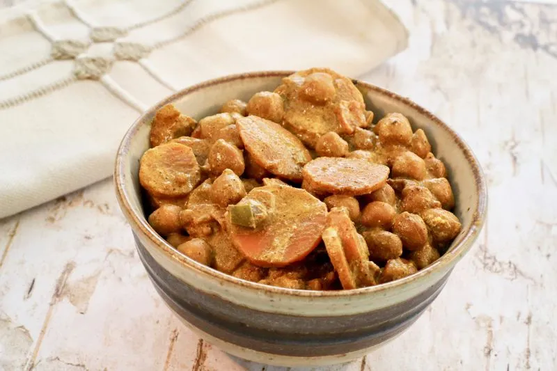 Caril de grão de bico com cenouras