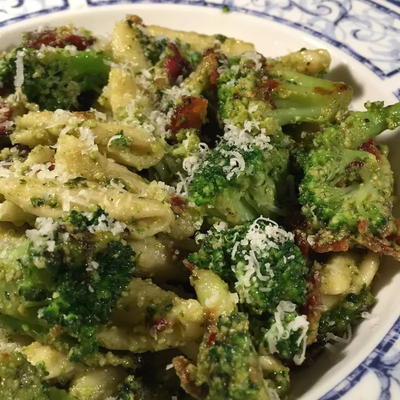 Cavatelli Pesto com Brócolis e Bacon