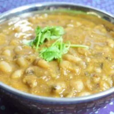 Vegan Thai Curry Amarelo com Bananas e Feijão Branco
