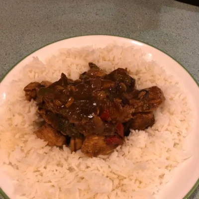 Frango ao molho de alho e feijão preto