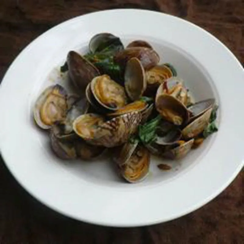 Hoy Lai Pad Nam Prik Pow (amêijoas com pasta de pimenta e manjericão)
