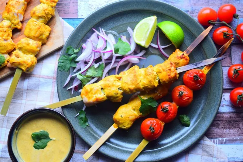 Espetadas de frango tikka