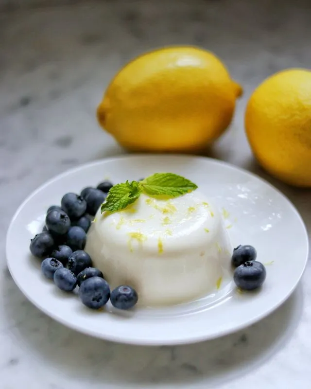 Limão Panna Cotta com Mirtilos