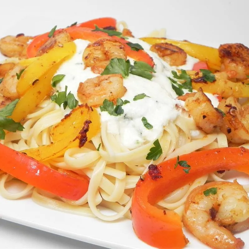 Macarrão e frutos do mar cremosos do CraZee