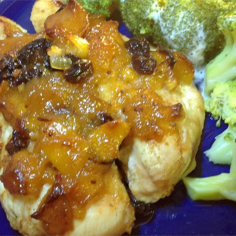 Peito de Frango Grelhado com Cobertura de Chutney-Limão e Salada de Brócolis