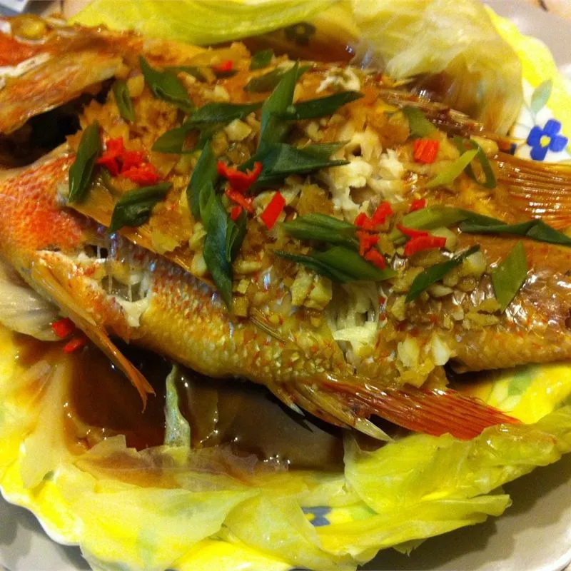 Peixe cozido no vapor à moda chinesa