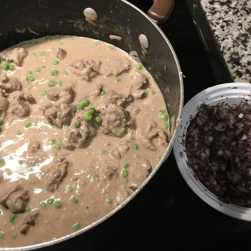 Punjabi Korma de Cordeiro com Salada de Cebola e Coentro