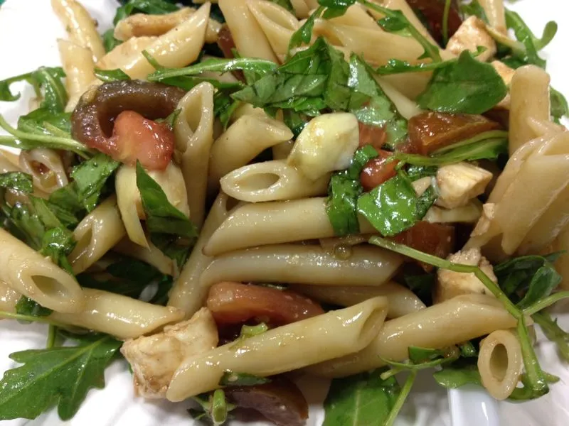 Salada Vegetariana de Massa Italiana com Rúcula