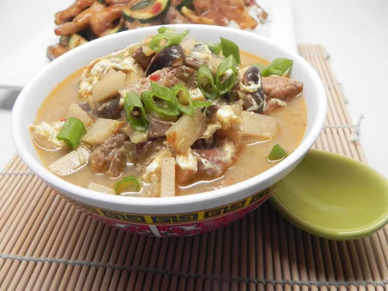 Sopa de broto de porco e bambu com orelha de nuvem