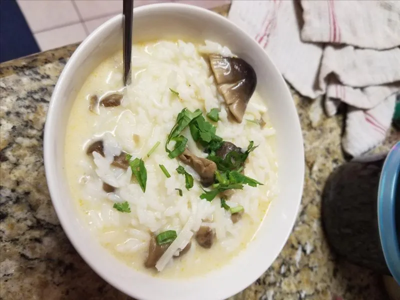 Sopa de coco tailandesa (Tom Kha Gai)