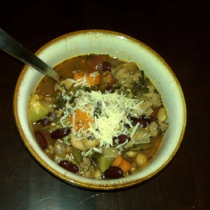 Sopa de Linguiça Italiana com Feijão Cannellini