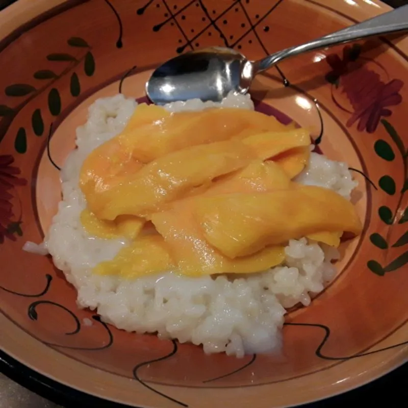 Arroz pegajoso com leite de coco e manga