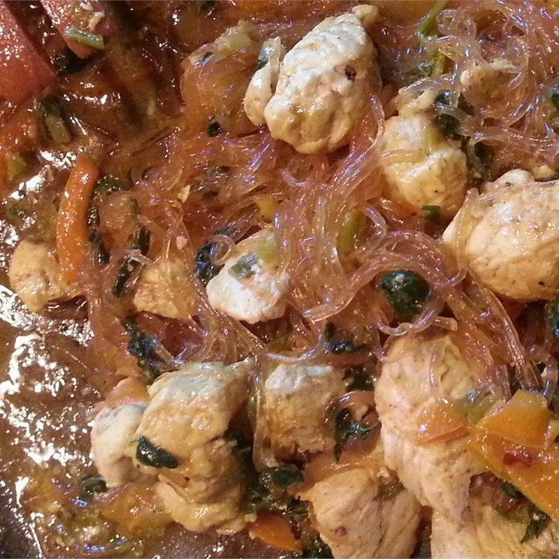 Frango Pan-Asiático com Macarrão de Kelp