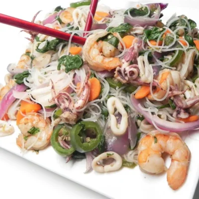 Macarrão frito de frutos do mar Laksa