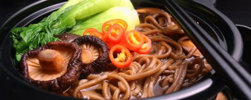 Miso picante e ramen de cogumelo
