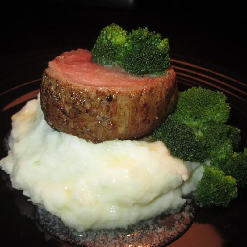 Lombinho de carne assada na frigideira com manteiga marrom de gengibre e shiitake