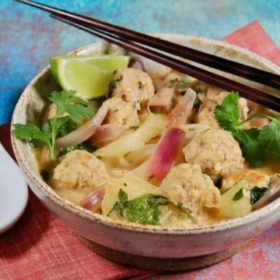 Sopa Tailandesa De Almôndega De Frango
