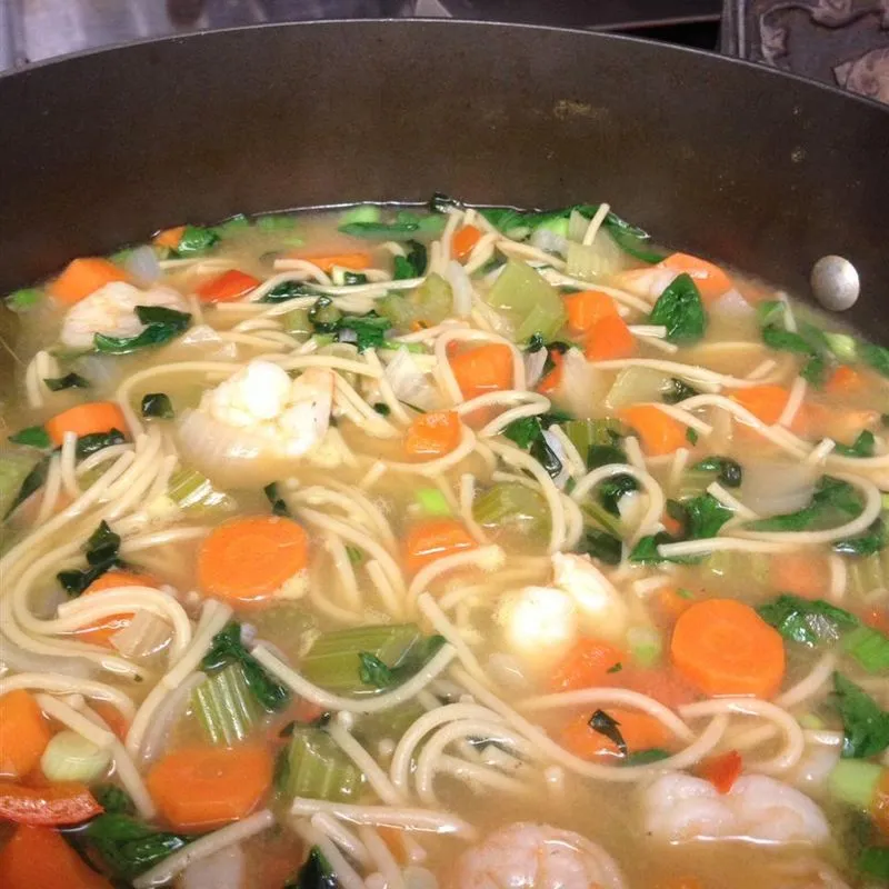 Sopa De Macarrão De Frango De Estilo Asiático