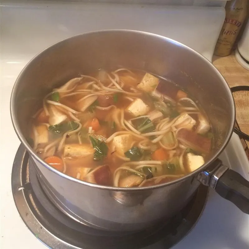 Sopa de Noodles Vegan Udon com Tofu e Legumes