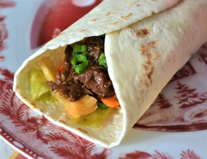 Tacos de bochecha de carne assada no estilo Kalbi