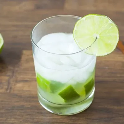 Caipirinha de Limo Tradicional (Coquetel Clássico Brasileiro)