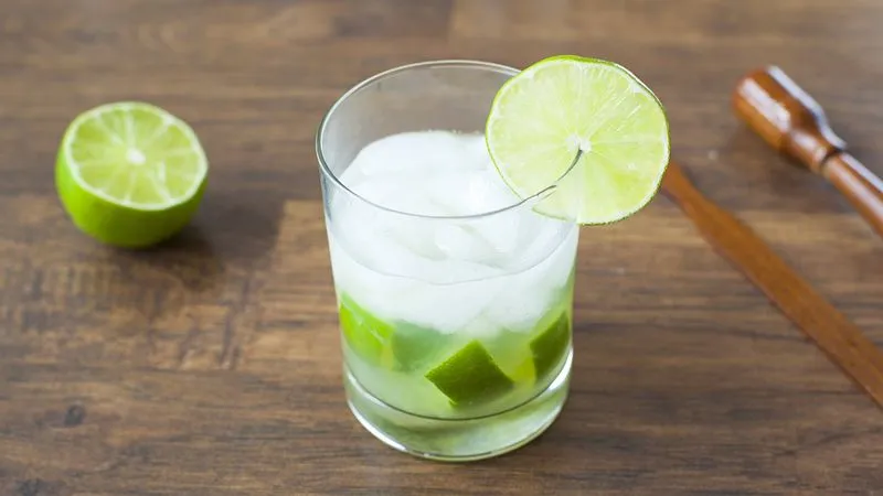 Caipirinha de Limo Tradicional (Coquetel Clássico Brasileiro)