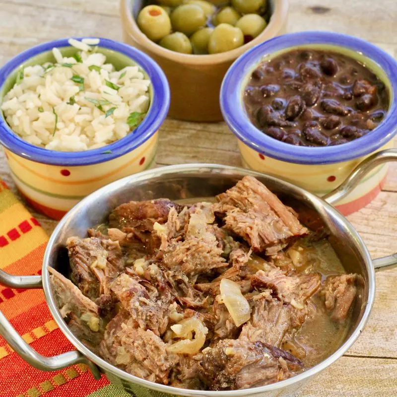 Carne cubana desfiada em panela lenta