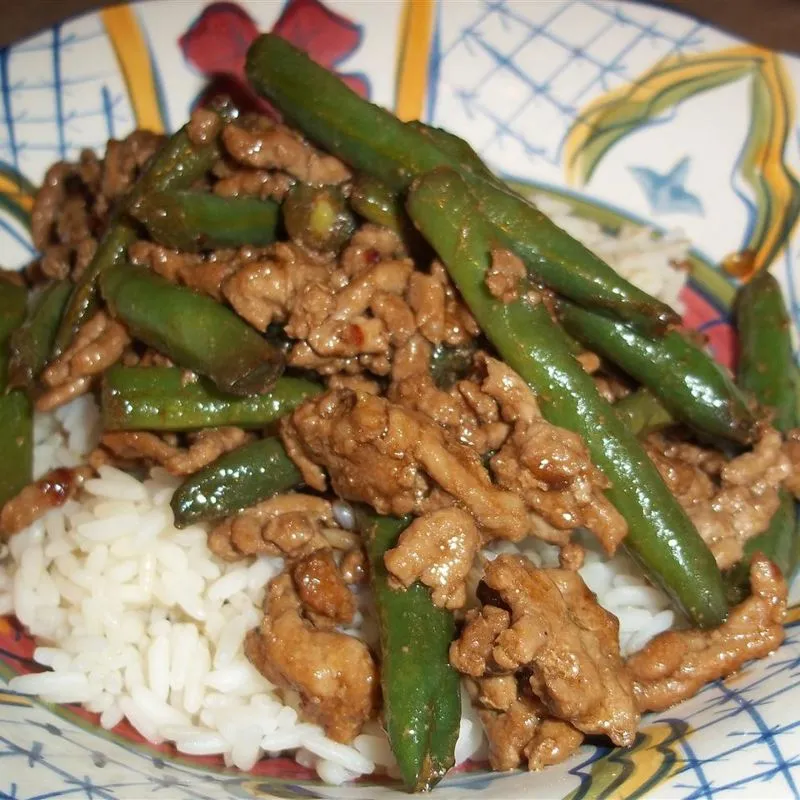 Carne de porco moída com feijão verde