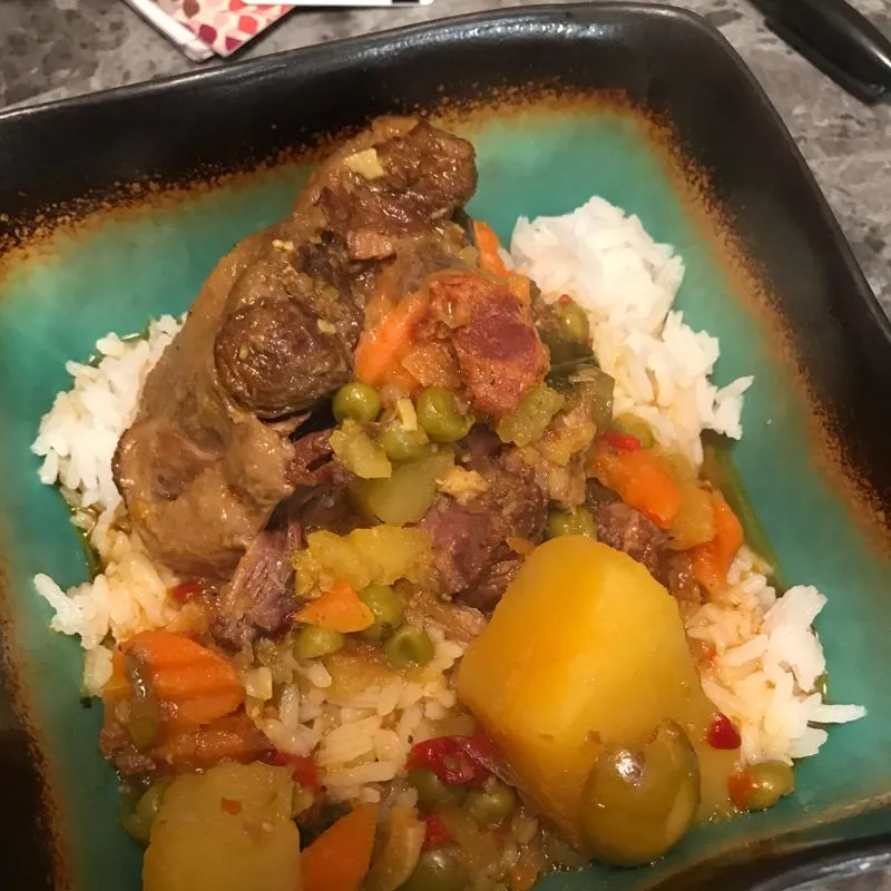 Rabo Encendido (ensopado de rabo de boi cubano)