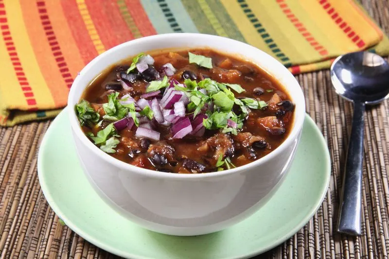 Sopa de feijão preto cubano na panela lenta