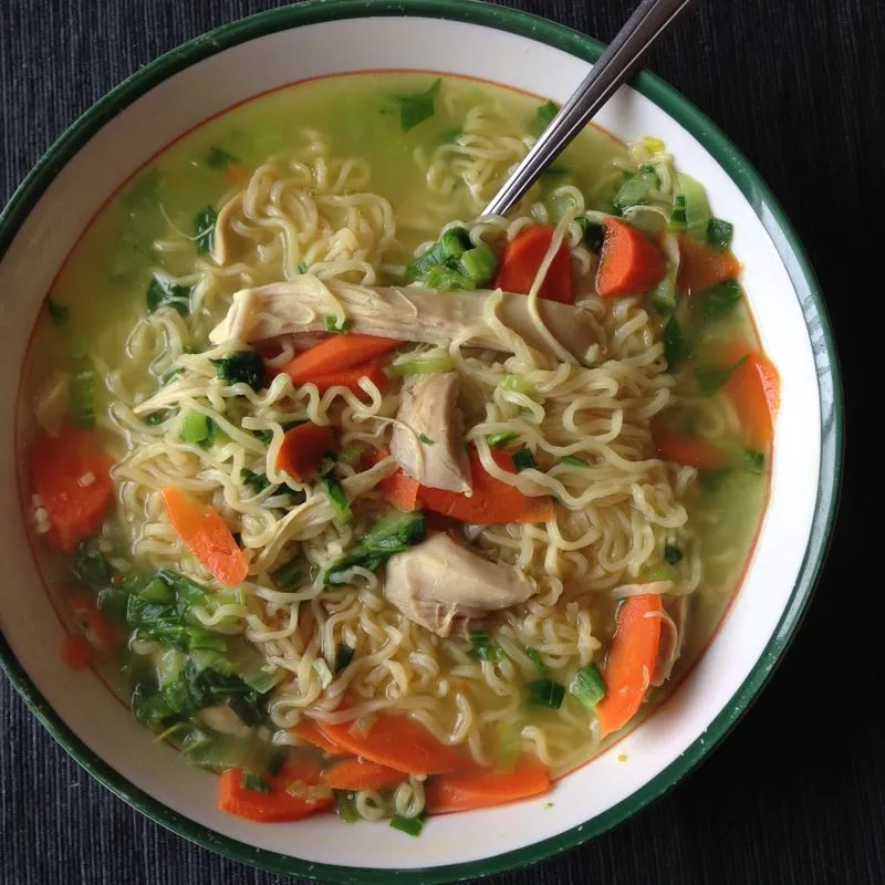 Sopa de macarrão de frango com inspiração asiática da Angela