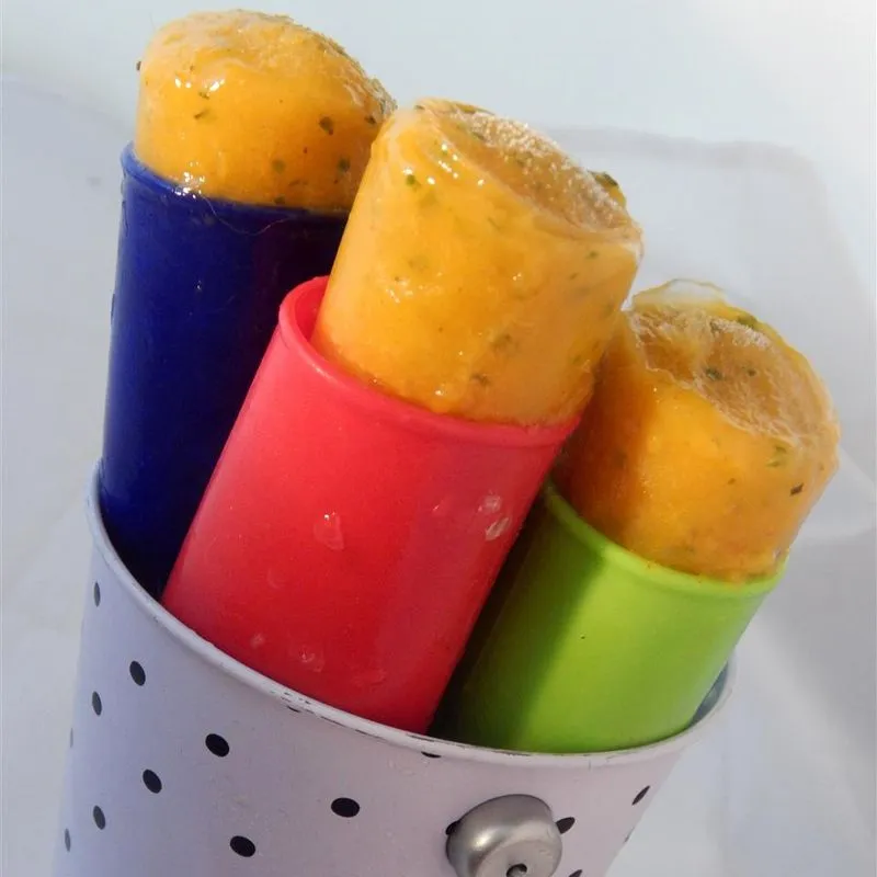 Paletas picantes de manga-manjericão