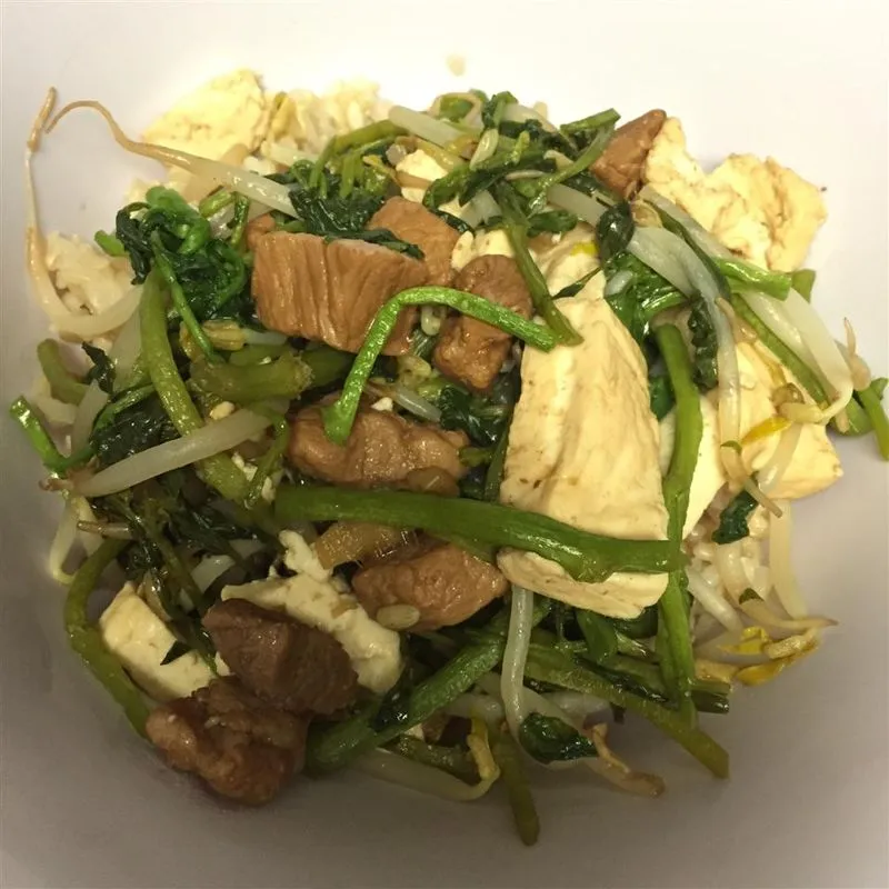 Tofu de porco com agrião e broto de feijão