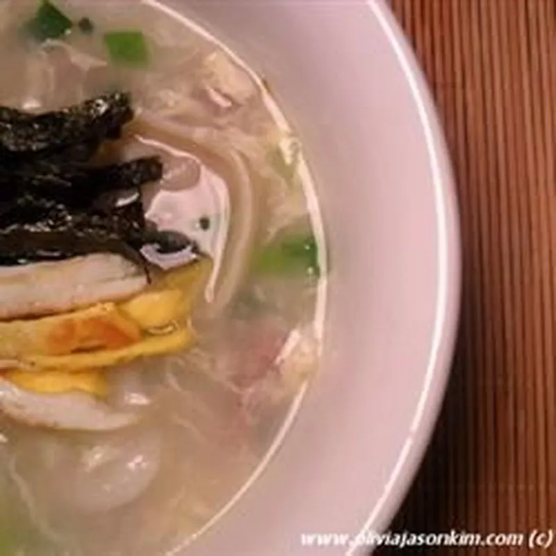 Tteokguk (sopa de bolo de arroz coreano)