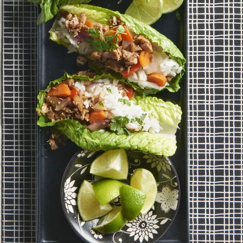 Wraps asiáticos de alface de porco com arroz de coco e limão