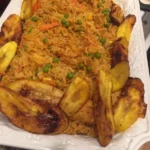 Arroz Jollof Nigeriano com Frango e Bananas Fritas