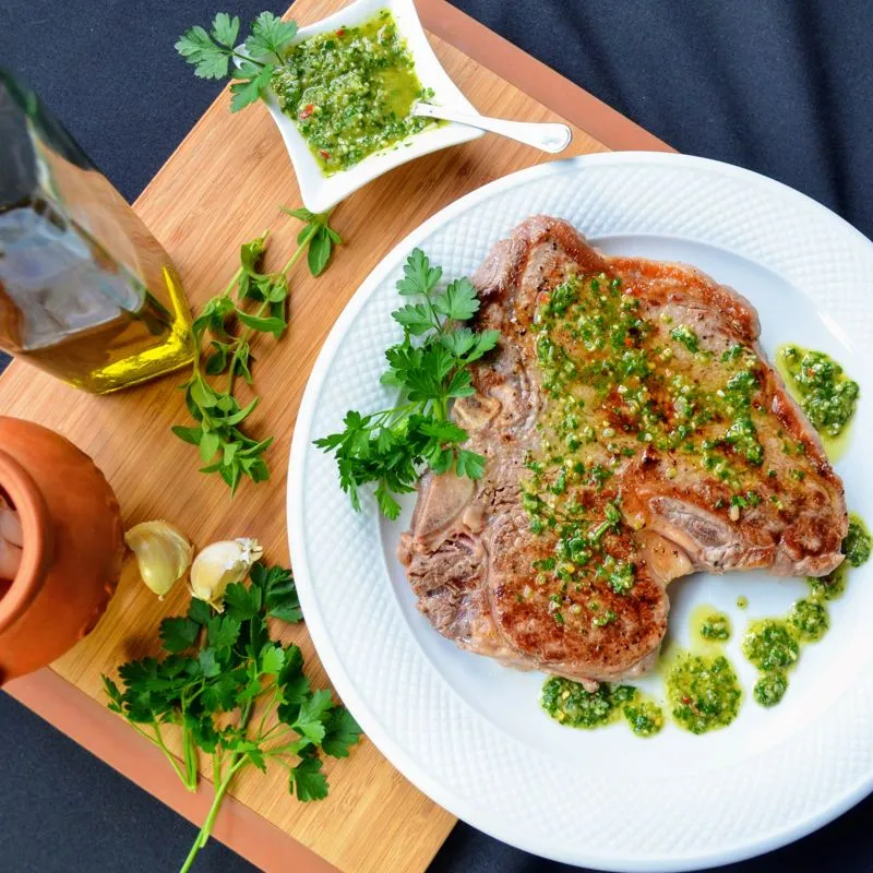 Bife Grelhado Porterhouse com Molho Chimichurri