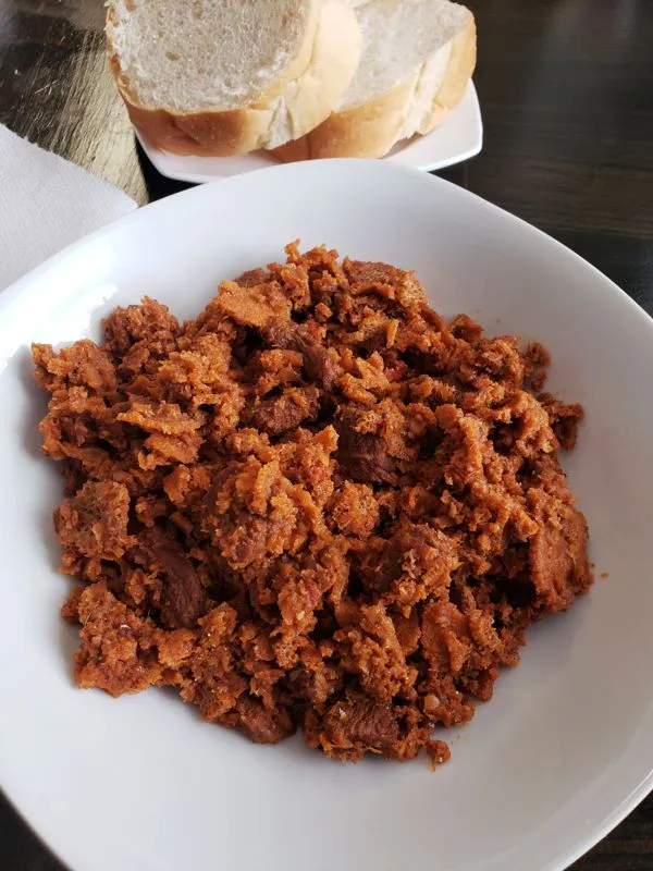 Firfir etíope com carne seca (Quanta Firfir)