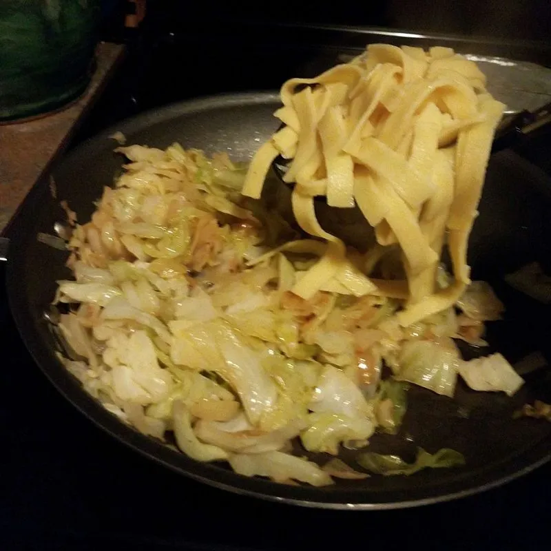 Halushki (repolho frito vegetariano e macarrão)